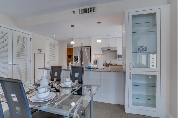 Heaven on Washington Fully Furnished Apartments image 15