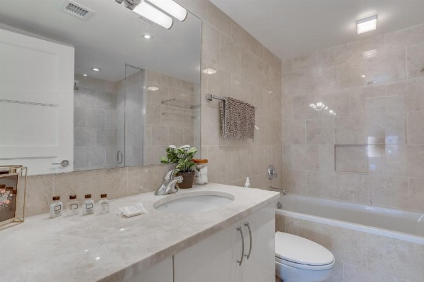 Heaven on Washington Fully Furnished Apartments image 37